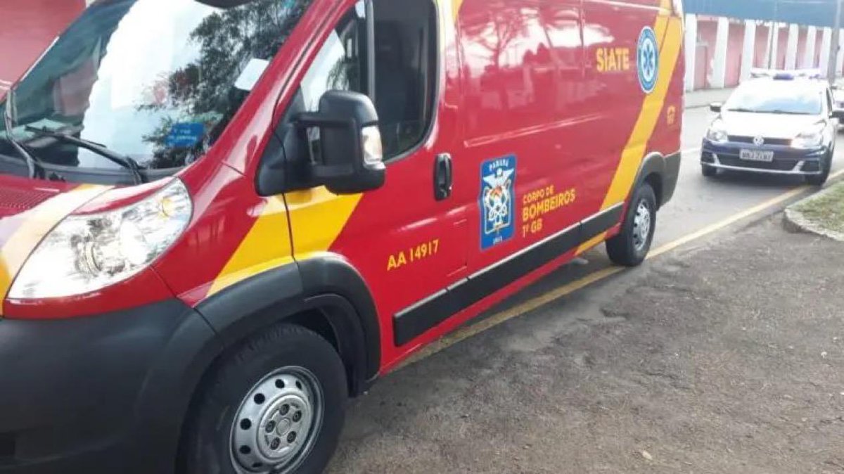 Homem pede garota em namoro e leva pedrada na cabeça.