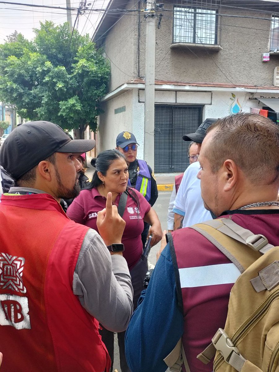 MetrobusCDMX's tweet photo. ¡Toc, toc! 🏡🚍

Hoy #Metrobús recorrió la colonia Pensil de la @AlcaldiaMHmx en el programa #CasaXCasa impulsado por la Jefa de Gobierno @ClaraBrugadaM, para escuchar las necesidades de los vecinos que radican en esa zona, brindar apoyo a sus solicitudes y sean atendidas.  ✅🫡 https://t.co/uPtENgA0GQ