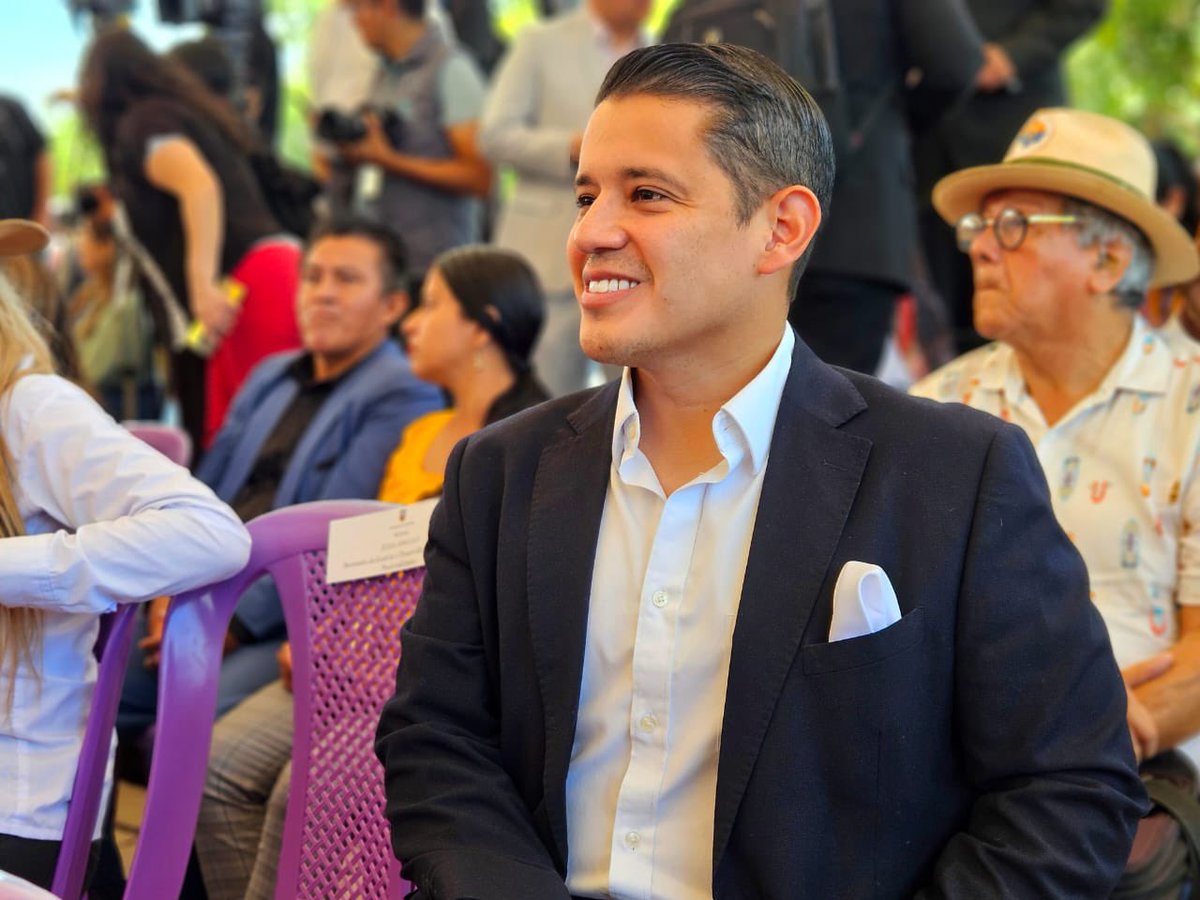 Arcsa_Ec's tweet image. ¡Apoyamos el desarrollo productivo con identidad ecuatoriana! 🤝🏻🇪🇨

Nuestro director @DanielSanchezEc participó en el acto oficial de entrega de 800 mil dólares en fondos no reembolsables del proyecto #PROFECPIAM, liderado por el presidente @DanielNoboaOk y el @IEPS_Ec.