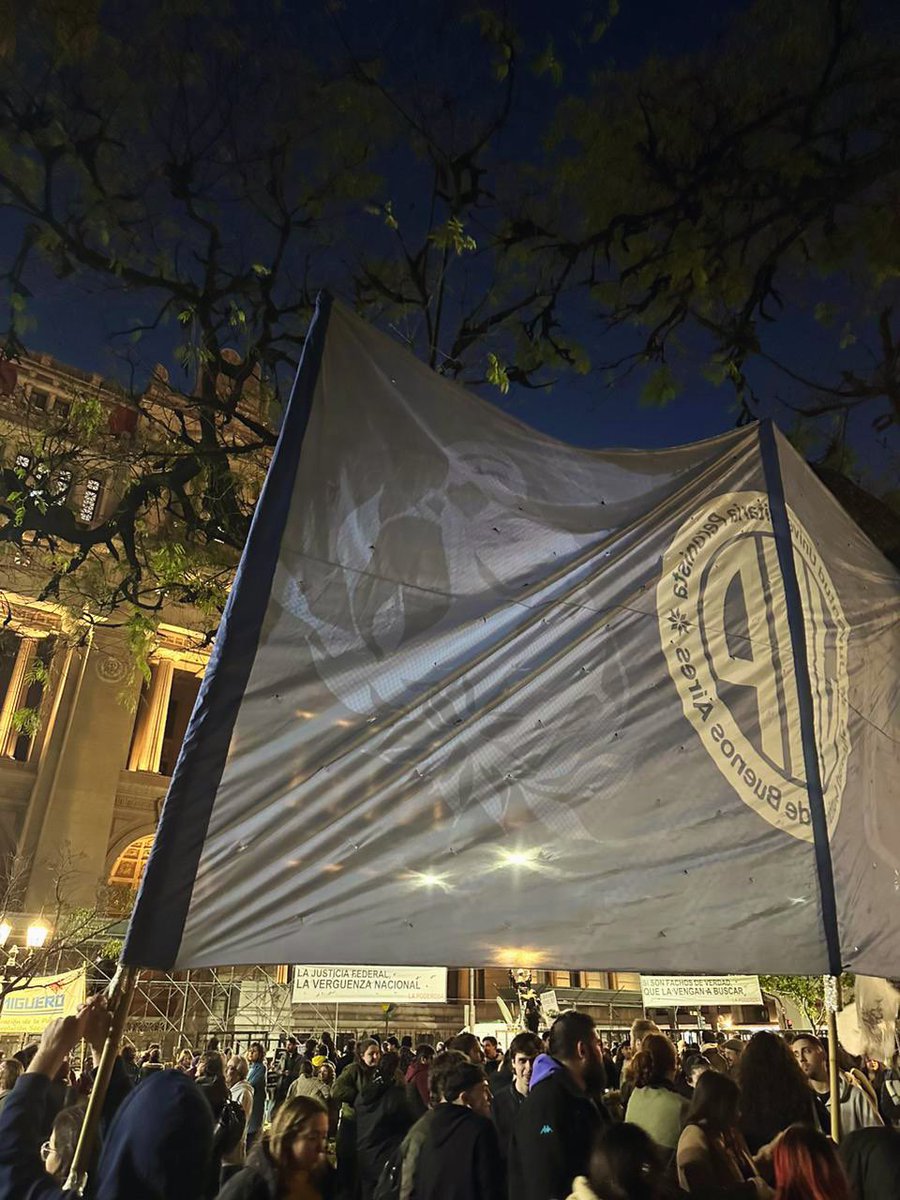 SEGUIMOS EN TRIBUNALES, BANCANDO A CRISTINA.

No proscriben solo a una persona, sino al peronismo y lo que representa: los intereses del pueblo argentino.

Argentina con Cristina.