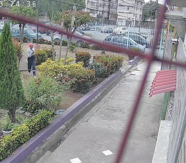 EmergenciasEc's tweet photo. Vacunadores dejan panfletos extorsivos en varias viviendas de la Pradera 1, sur de Guayaquil. https://t.co/elVhbF2wDc
