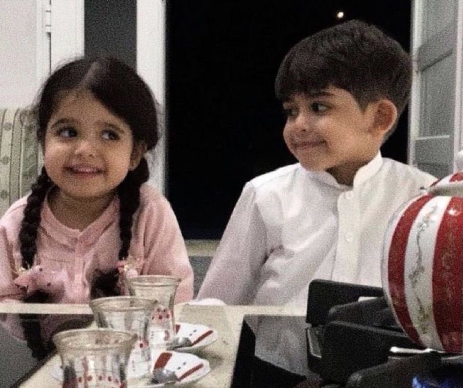 رفيقة الماضي اللي ما انطفت ناره
عشنا الطفوله وعشتي في تفاكيري

يا ماحلا الماضي اللي صعب تكراره
يوم أهزم الشوق وعيونك جماهيري

ماكنت خايف من البزران في الحارة
اخاف لاتكبرين ___ وياخذك غيري ..