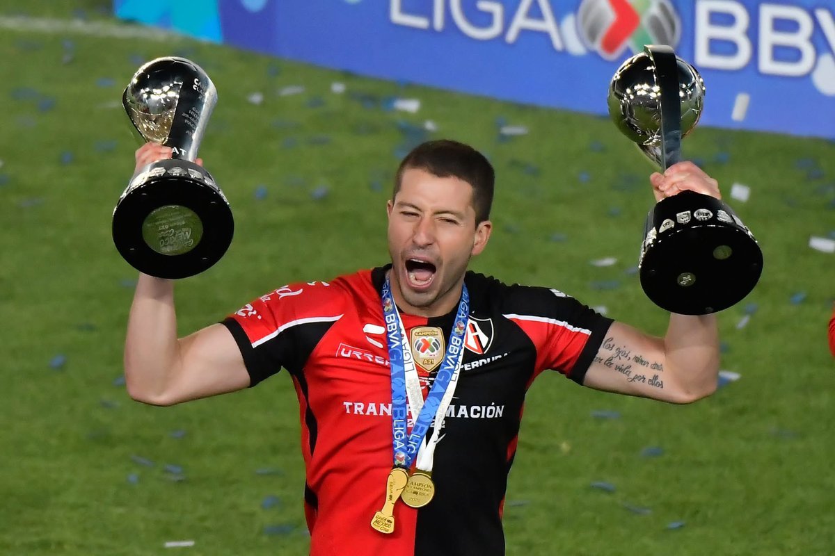 Llegaste en la tempestad y con 2 pelotas enormes nos diste la gloria, tu nombre está en letras oro. Gracias Tincho.