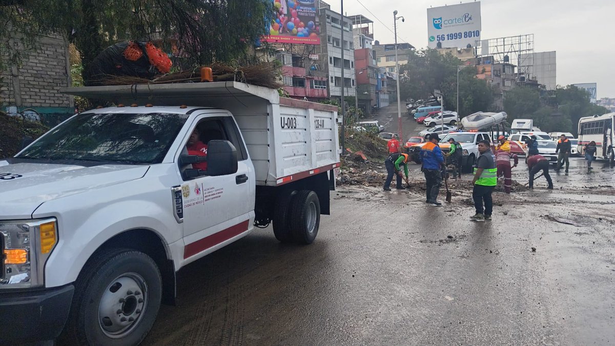 SOBSECDMX's tweet image. Ante un deslave en Av. Insurgentes Norte, personal de la #SOBSE intervino con labores de limpieza para mantener la vialidad segura y transitable. Estas acciones forman parte del Operativo #Tlaloque.