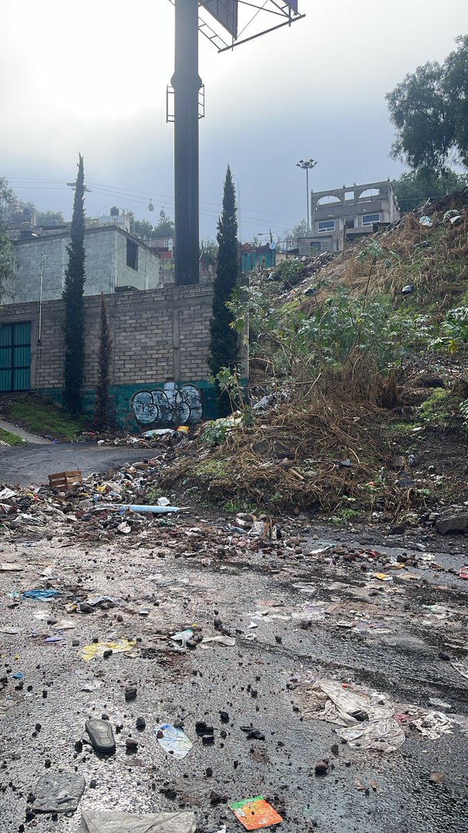 SOBSECDMX's tweet image. Ante un deslave en Av. Insurgentes Norte, personal de la #SOBSE intervino con labores de limpieza para mantener la vialidad segura y transitable. Estas acciones forman parte del Operativo #Tlaloque.