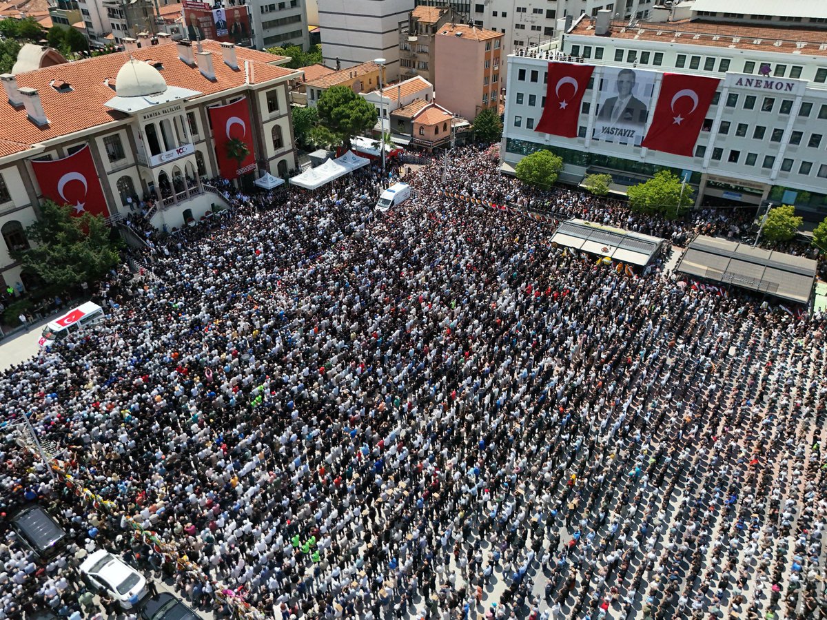 Bu meydanda on binlerce insanla birlikte konserler yaptık. Teoman, Funda Arar, Sıla, Can Bonomo, Nihat Sırdar, Kenan Doğulu ve dahası…

Fazıl Say’ı 15 bin insan çıt çıkarmadan dinledi. Dünyanın kaç şehrinde görülmüştür, bir meydan konserinde 15 bin kişiye klasik müzik resitali?