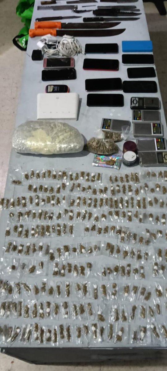 Aseguran en reclusorio de #Villahermosa armas, drogas, celulares y aparatos electrónicos tras revisión.