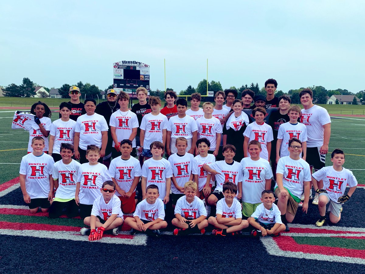 HuntleyFB's tweet image. Another day another successful youth camp! Day 2 of Linebackers/Running backs/OL/DL camp in the books!! The fellas are enjoying their new Huntley Football tees and learning about football each camp day. #footballcommunity @HuntleyYouthRR