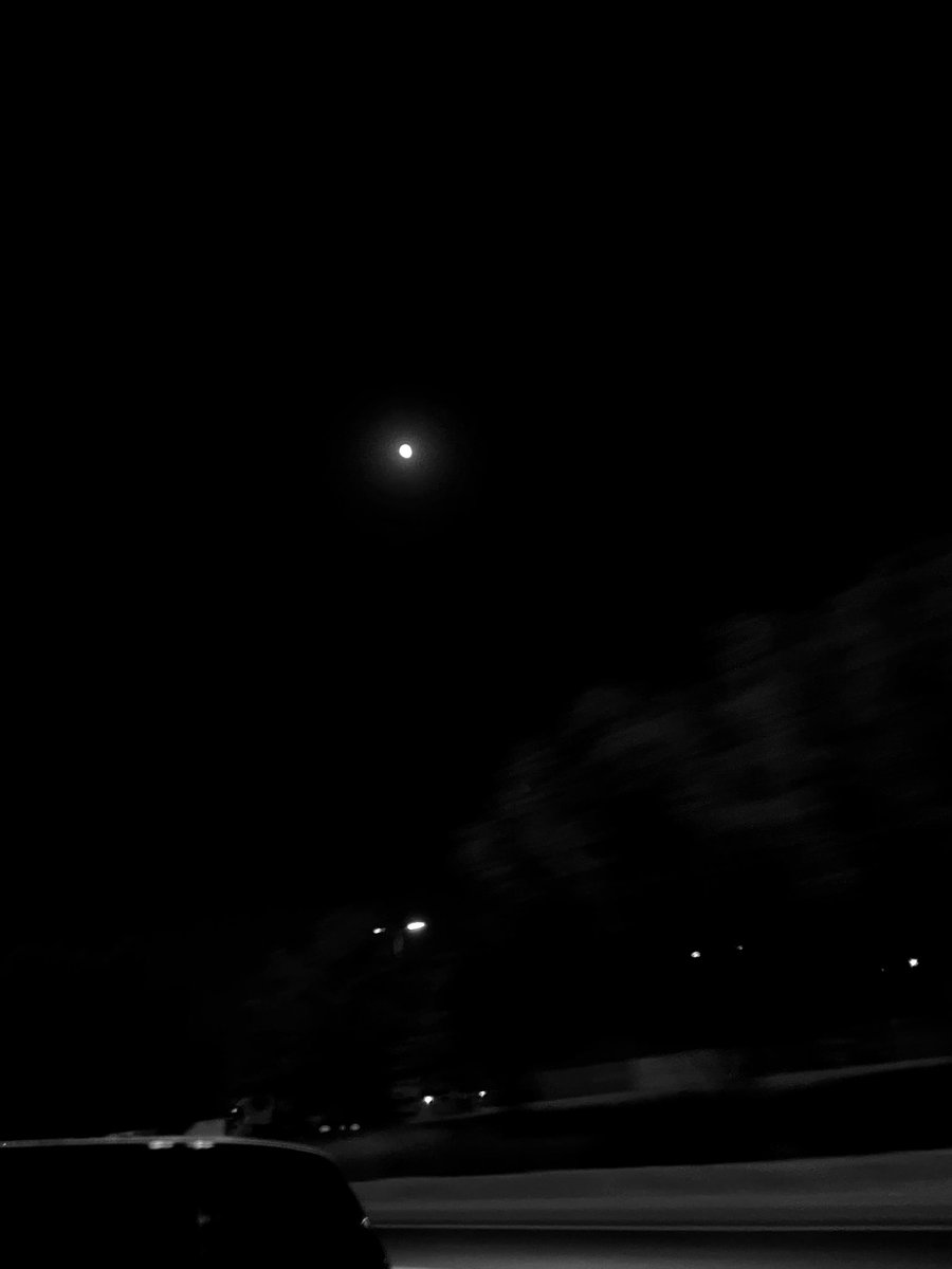 .

ڪن القمـر يهمـس لنـا بصـوت خـافت 
عمـر الظـلام ما يهـزم المليـان نـور ..