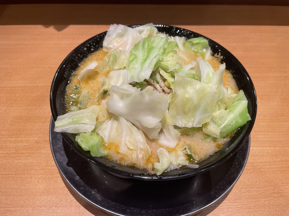 unlimited2004's tweet photo. 嵐げんこつらあめん味噌確かにおいしいですが黄金の味噌ラーメンClassic +もまた別格
クーポンのキャベツもとってもありがたい
#花月嵐33周年 https://t.co/WT24PDw97q