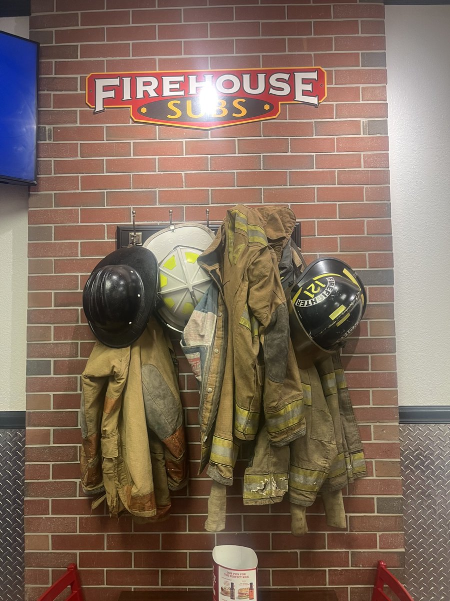 Moomin3371's tweet photo. Fire House Subsはサンドイッチのチェーン店。
消防署のイメージを取り入れた内装が特徴。
最初これを見た時消防士のお客さんがいて制服を掛けてるのかと思いました。
消防士の家族をサポートする慈善活動を行っています
Fireだけあって辛いホットソース🥵がズラリ
#アメリカ生活 #Firehousesubs https://t.co/NZSma1IBKv