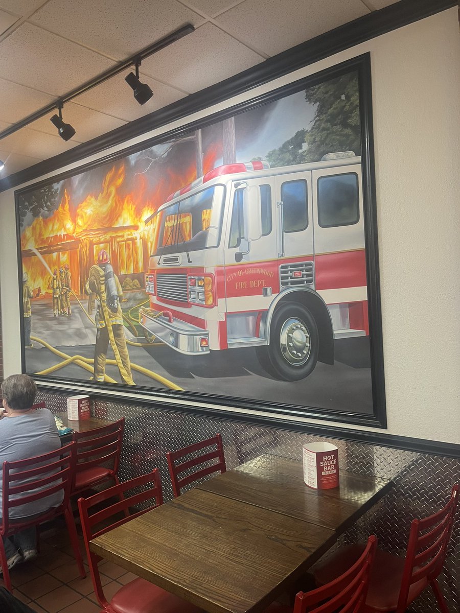Moomin3371's tweet photo. Fire House Subsはサンドイッチのチェーン店。
消防署のイメージを取り入れた内装が特徴。
最初これを見た時消防士のお客さんがいて制服を掛けてるのかと思いました。
消防士の家族をサポートする慈善活動を行っています
Fireだけあって辛いホットソース🥵がズラリ
#アメリカ生活 #Firehousesubs https://t.co/NZSma1IBKv