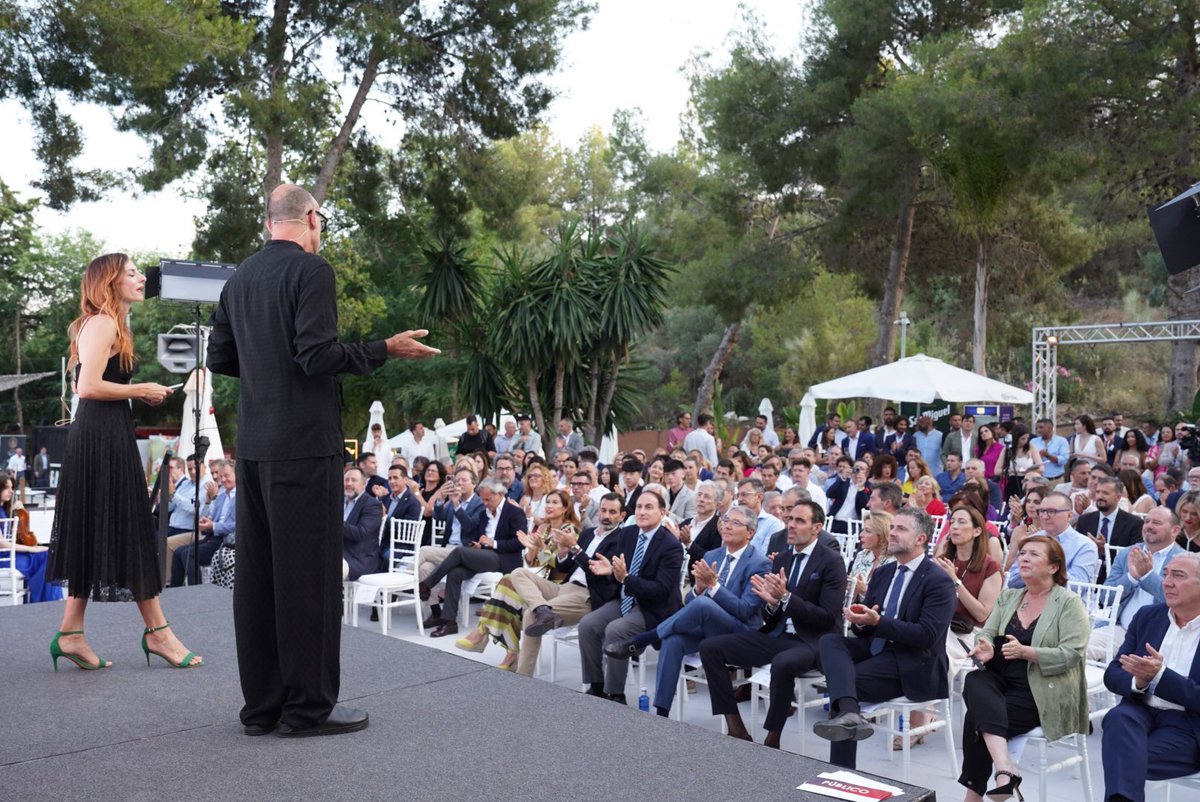 Esta noche, Málaga se viste de gala para rendir homenaje a quienes hacen de la hostelería su forma de vida.

Porque hay profesiones que se eligen… y otras que te eligen a ti. Comienza la 6ª Gala de la Hostelería de Málaga.

#6GalaHosteleríaMálaga #Destinados #PremiosMahos