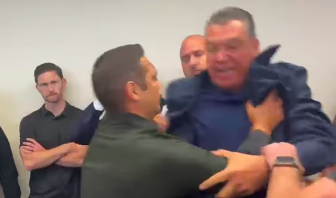 reiseholic's tweet image. US-Senator von Kalifornien #Padilla ist bei einer Pressekonferenz von Noem verhaftet worden und in Handschellen gelegt worden. 
Die Bilder sollen einschüchtern und ich glaube, wir sind kurz vor einem Bürgerkrieg in der USA.