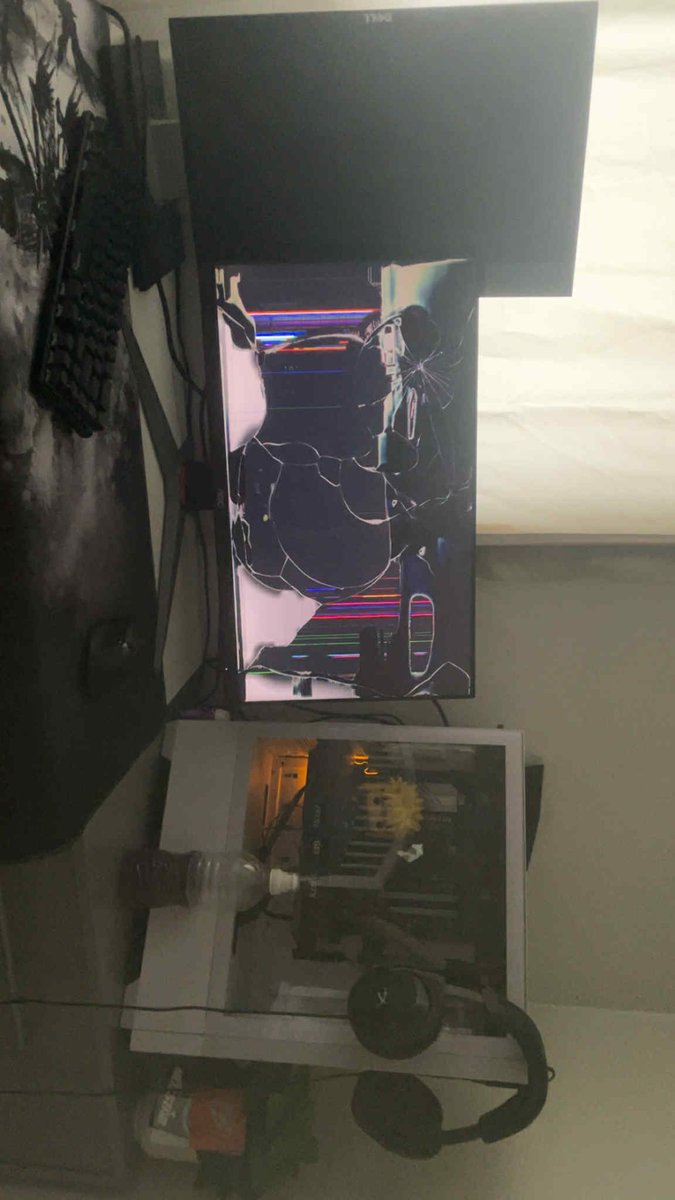 NotisOnYT's tweet photo. Yo @Clix you fuck with the setup the other monitor gives me stable 6 fps on fortnite https://t.co/j8rVMMUwBi
