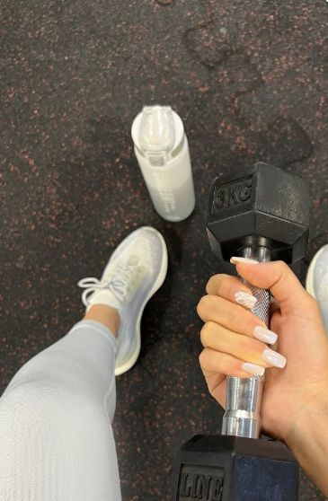 NancyJosaf125's tweet image. Chasing symmetry, not perfection.✨
#FormFirst #BodyArt #MinimalMuscle