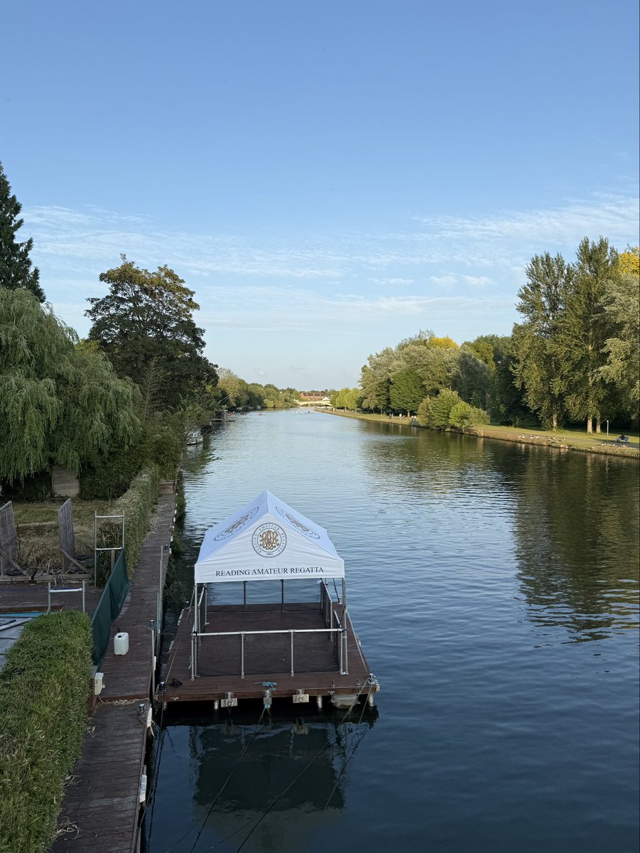 Starting to feel real! The start raft is ready to move to position. Crews practicing starts. 

The marshals would like to remind crews that the river is open to traffic for the regatta and that crews must not practise starts nor row at firm pressure in the navigation channel. 🙏