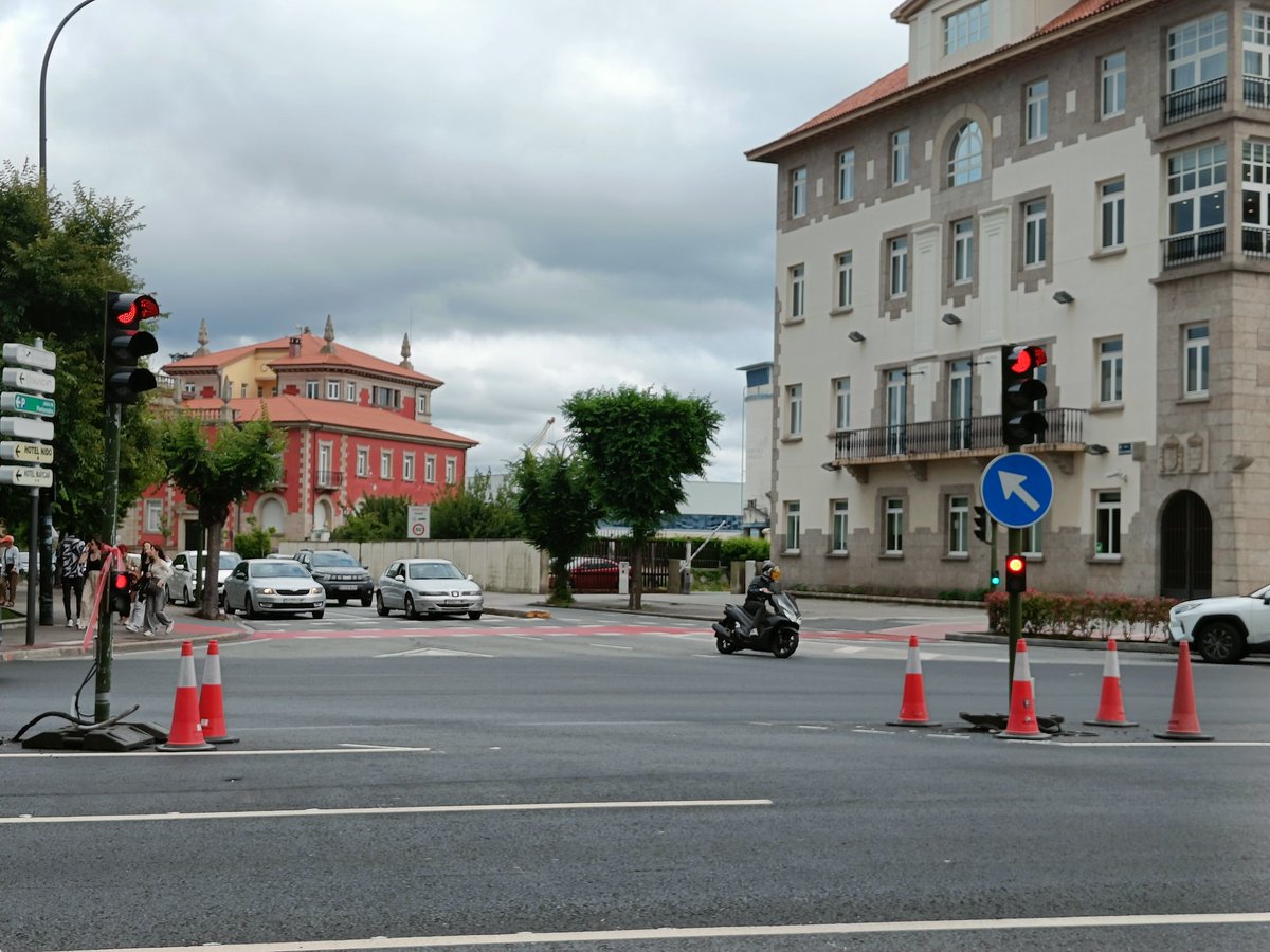 BlogBusurbano's tweet image. Y se perpetuará "la portería" por la que han de colarse los buses que bajan por Fontán (#Lín3, #Lín7, o #Lín4 y #Lín11 cuando les toca).

La ginkana busurbana a la que está expuesto el #BusUrbano en esta ciudad es realmente curiosa.

Ay, si se comentaran en alto tantos temas...