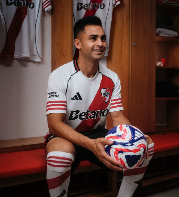 dann_navia's tweet photo. 4. River Plate 🇦🇷

La camiseta de River siempre tiene que incluir negro. Por eso, esta es mejor que la de la temporada anterior.

Perfecta ejecución del template de Adidas. Esas mangas recuerdan a la que usaron cuando se cogieron a Tigres en la Copa Libertadores. https://t.co/qPt3GycJ7t