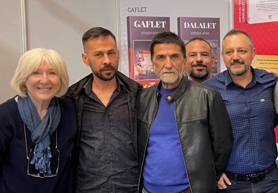 Banu Avar'dan 'Nihat Genç' mesajı:

"O, çoşkuyla tutkuyla vatanına bayrağına toprağına aşık dürüst ve samimi bir aydın. Milyonlarca takipçisi gibi ben de iyileşmesi, sağlığına kavuşması için duacıyım."

veryansintv.com/nihat-gence-me…