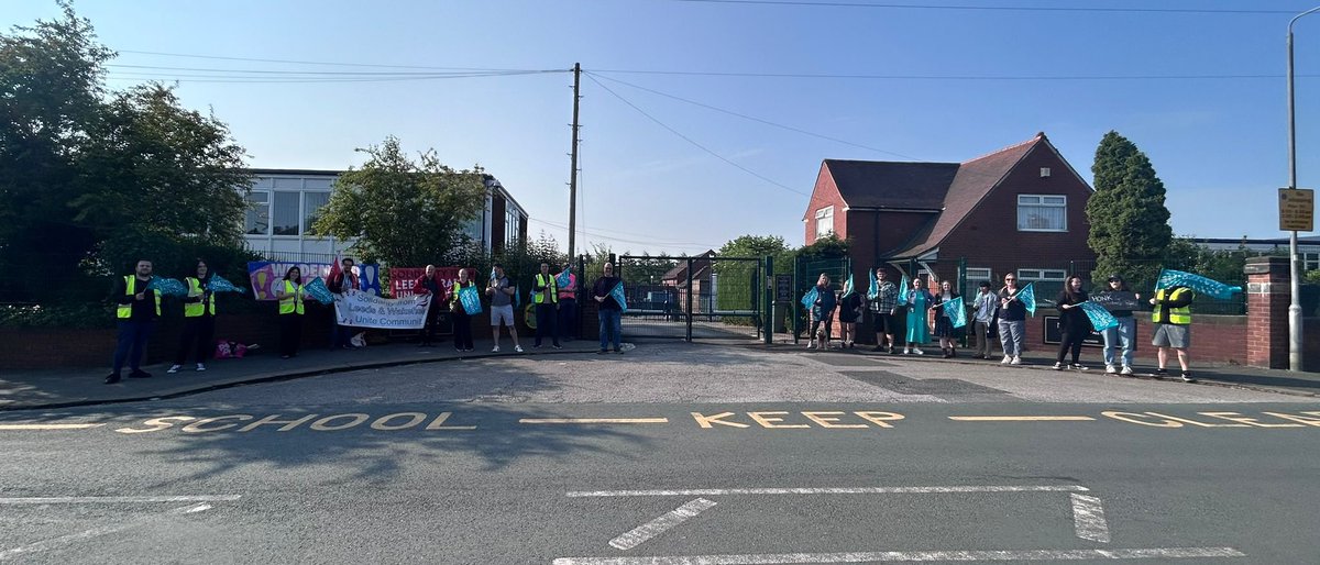 unitecomleeds's tweet photo. Strong, enthusiastic picket &amp; lots of public support when we, @TUCLeeds &amp; #WeDemandChange #WestYorks visited @NEUnion strikers at Outwood Freeston Academy in #Normanton yesterday morning

#SaveOurSchools #ValueEducation #TeachersStrikes #StrikeSolidarity #SupportTheStrikes #NEU https://t.co/gBkbw7XcLh