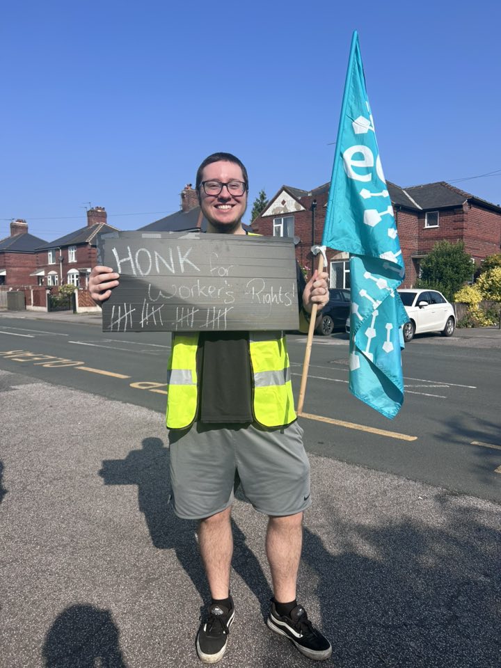 Strong, enthusiastic picket &amp; lots of public support when we, <a href="/TUCLeeds/">Leeds Trades Council</a> &amp; #WeDemandChange #WestYorks visited <a href="/NEUnion/">National Education Union</a> strikers at Outwood Freeston Academy in #Normanton yesterday morning

#SaveOurSchools #ValueEducation #TeachersStrikes #StrikeSolidarity #SupportTheStrikes #NEU