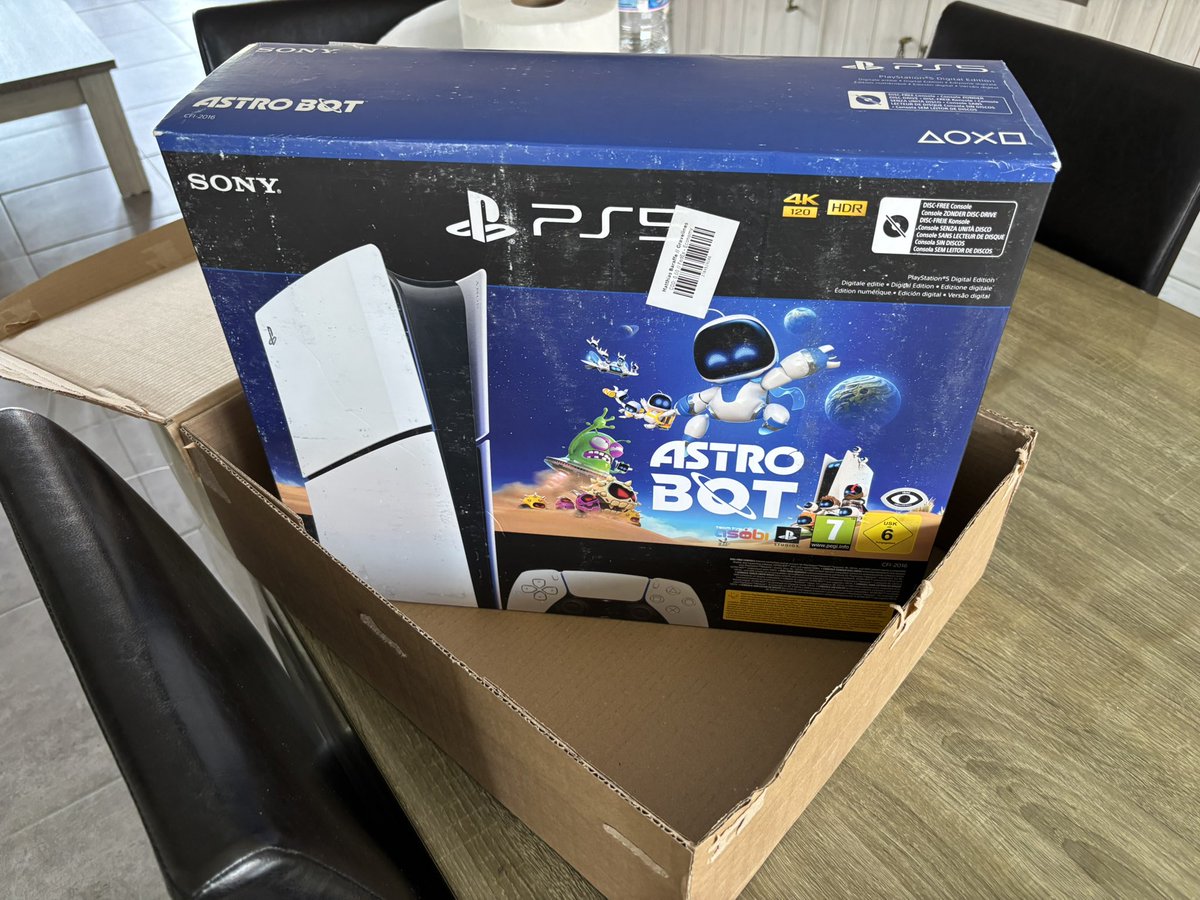 J'ai belle et bien reçu la console avec le lego je vous montre pas le lego parce que c pas forcément important mais voilà pour ceux qui voulais la preuve