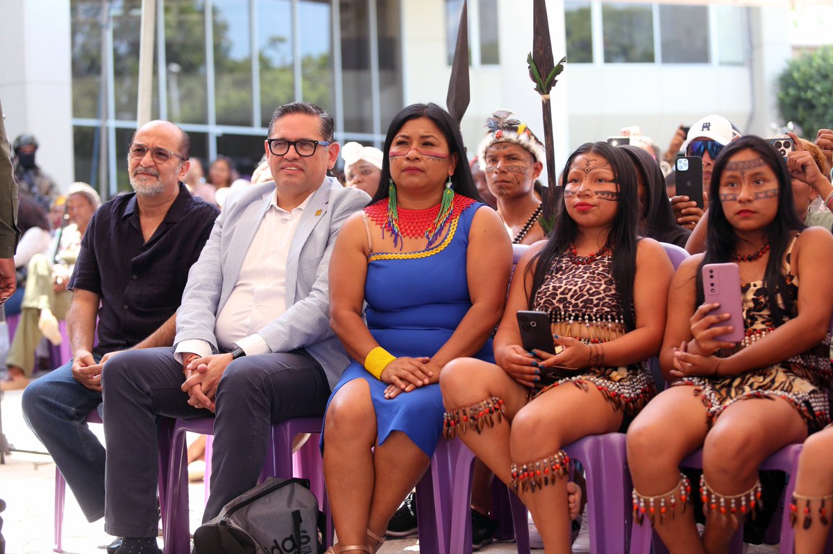 ViviendaEc's tweet image. El ministro Humberto Plaza acompañó al presidente @DanielNoboaOk, en la entrega de fondos no reembolsables del proyecto #Profecpiam a organizaciones indígenas, afroecuatorianas y montubias.

Estos recursos impulsan el desarrollo económico y el bienestar de las comunidades. 🇪🇨