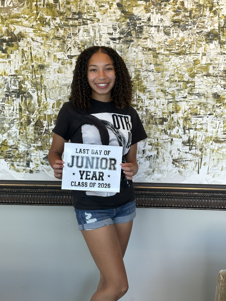 KenzieSanchez25's tweet photo. Summer Here I Come  ☀️ 🏖️ ⚽️ 🎉 Last Day of School!!  I have survived 🤣😂 https://t.co/r9CrEFJTS4