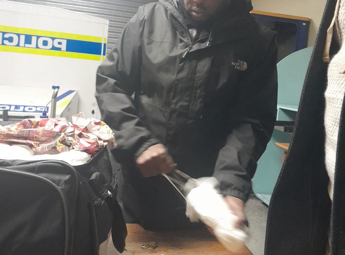 AthlendaM's tweet image. 3 Drug traffickers were arrested at OR TamBo International Airport this week. (1)a Nigerian drug trafficker was found to have swallowed 70 drug “cocaine” bullets. (2) a Brazilian female drug trafficker swallowed 100 cocaine filled bullets & (3)Ethiopian trafficker found with Khat