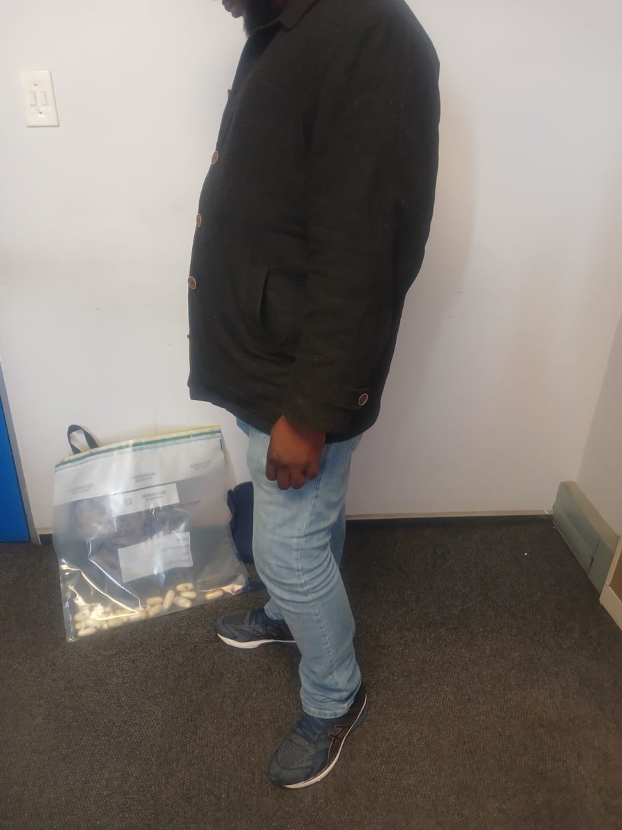 AthlendaM's tweet image. 3 Drug traffickers were arrested at OR TamBo International Airport this week. (1)a Nigerian drug trafficker was found to have swallowed 70 drug “cocaine” bullets. (2) a Brazilian female drug trafficker swallowed 100 cocaine filled bullets & (3)Ethiopian trafficker found with Khat