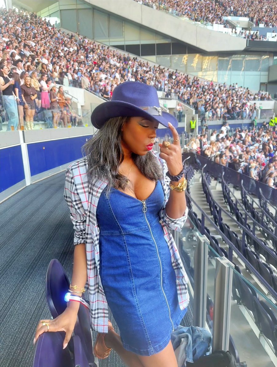 judeinlondon's tweet image. Beyoncé Night 3 -
Y’all haters corny with that illuminati mess