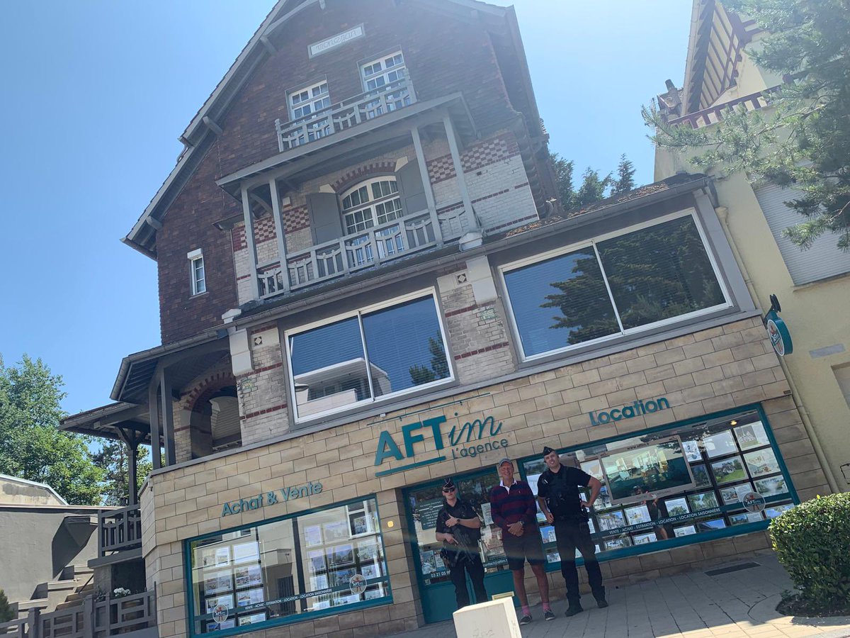 Former marine turned Geography teacher, Mr Beasley, did his bit for international relations whilst visiting the Président's holiday house in Le Touquet this afternoon! Vive la France!🇫🇷