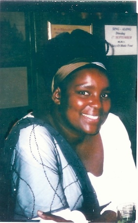 In herinnering aan 't lieve, dappere Luo-meisje, vondeling langs de weg in de buurt van Nyabondo, Kenia, overleden te Amsterdam op 12 juni 2005. "Wil je mijn moeder zoeken?", vroeg ze. Die heb ik niet gevonden. We hebben haar as verstrooid onder een jong boompje in Kisumu.
Dag E.
