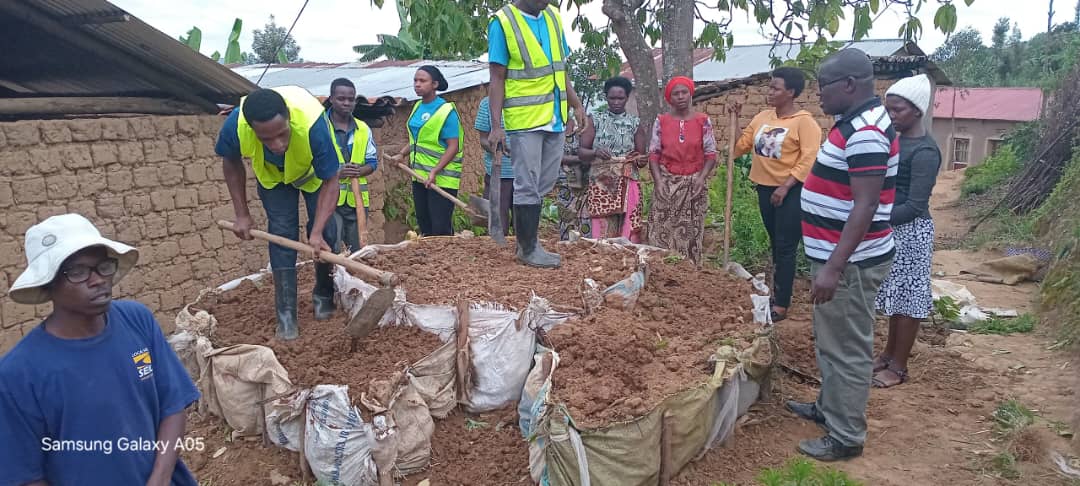 NYCByumba's tweet photo. Byumba sector NYC 

Sir
None tariki ya 12.06/2025 urubyiruko  rwo mu murenge wa Byumba mu kagari ka

✅Nyamabyuye  twubatse akarima k' igikoni  murwego rwo guhangana n'imirire mibi n'igwingira ry'abana hakaba  kuganira nubuyobozi bwa Kagali ka Nyamabuye . https://t.co/fUsGAGgXs2