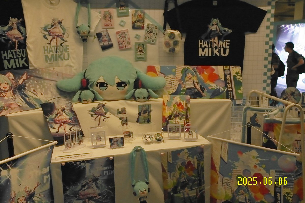 LastingMemoriz's tweet photo. Miku Miku collabo popup store https://t.co/YKK9nZBuij