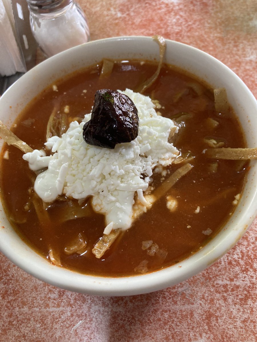 He estado comiendo milanesa de pollo desde siempre, pero hoy es la primera vez probar pollo milanesa de la muslo y estoy sentando aqui peleando mis lágrimas, porque de la sabor pero tambien tengo dolor conocer que Toda felicidad anterior fue una mentira!!

#MejorDeCDMX