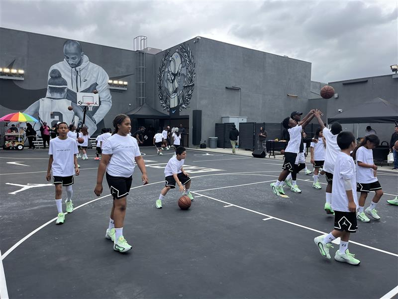 BGCMLA's tweet image. Challengers & Bell Gardens youth pulled up to the @Jumpman23 x Luka Youth Clinic at @Nike East LA! 🏀
Our kids left with new kicks, bags, and big smiles. These opportunities are everything!