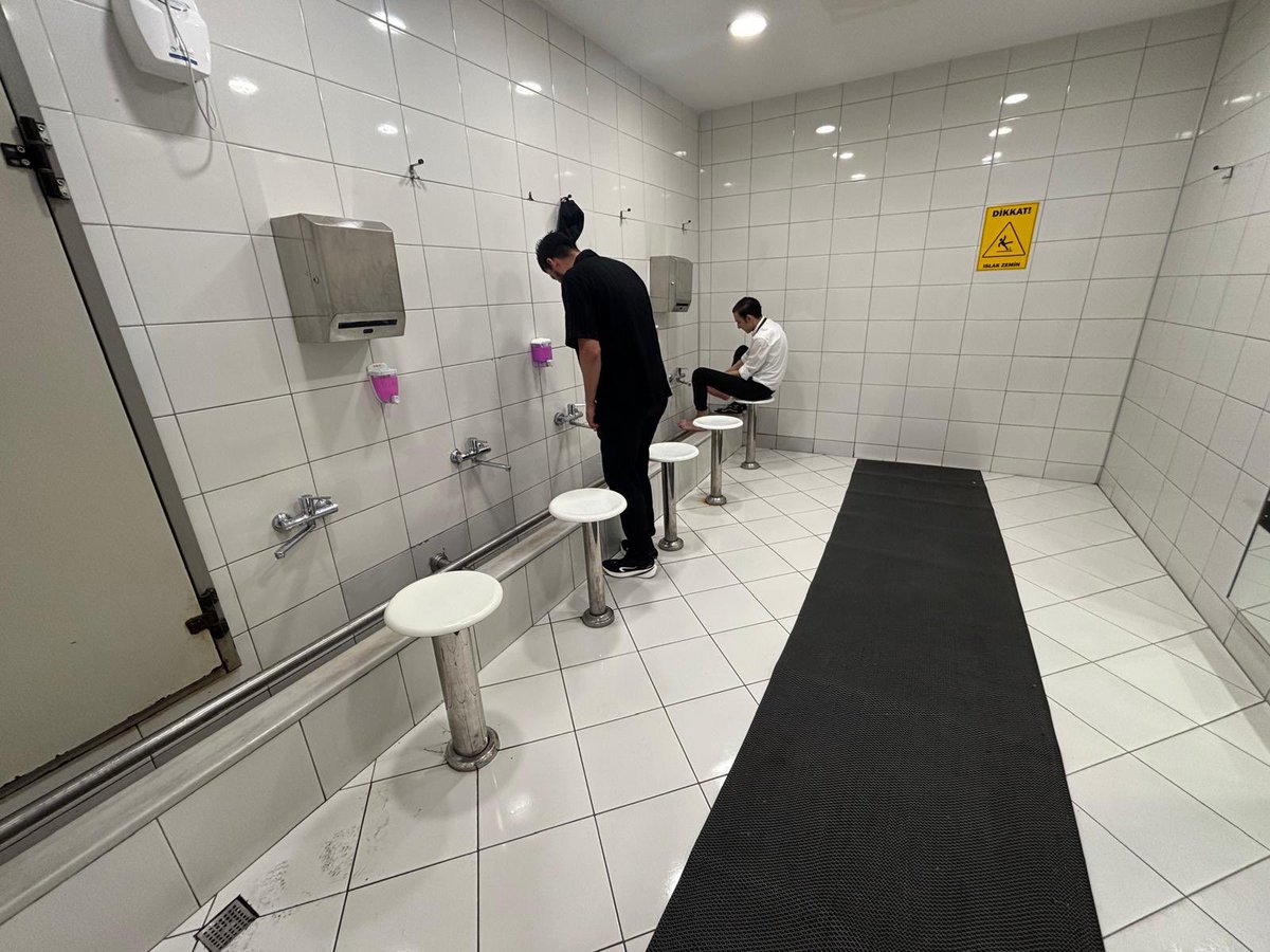 Paylaştığınız görüntü tahmin edin kimin sorumluluğunda; tabi ki  İBB sorumluluğundaki metro istasyonundaki mescide ait.

Terminal içindeki mescit tertemiz