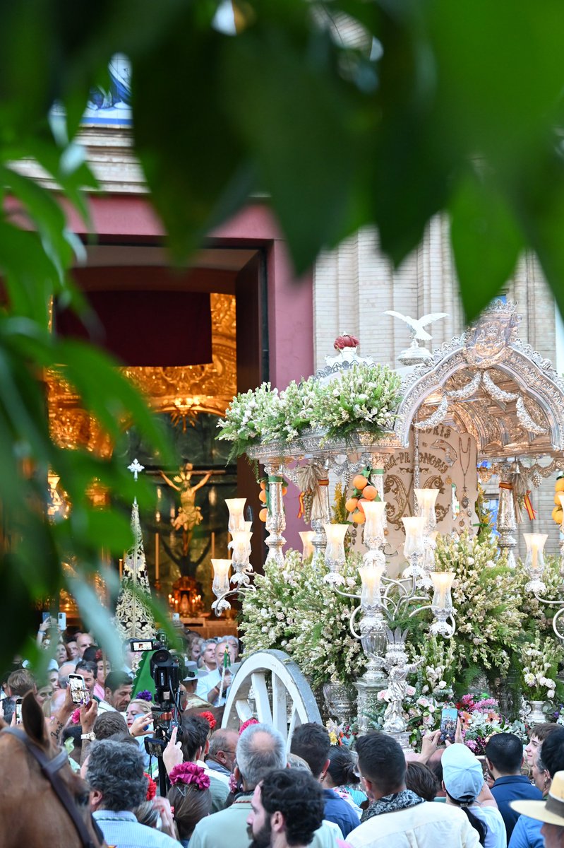 Con su alegría y aroma de nardos llega Triana a su barrio tras #ElRocío25