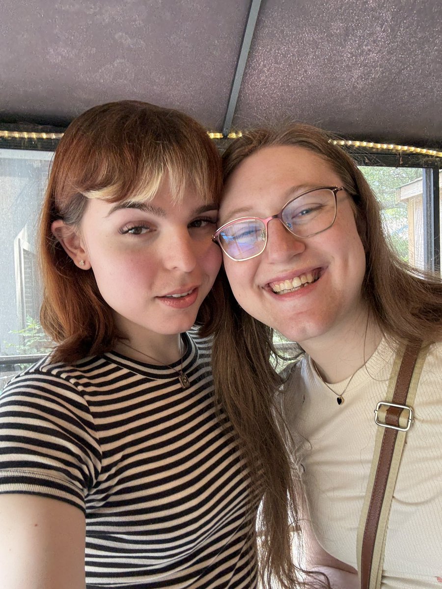 charloofers's tweet photo. LIFE OUTSIDE OF TWITTER 🧡 https://t.co/zrcFYAWw6n