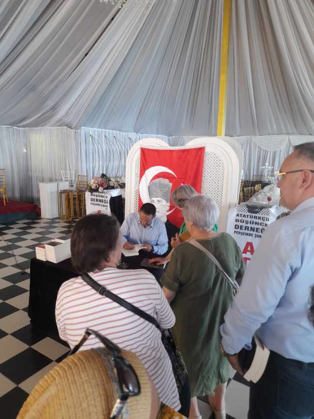 Bugün Perşembeli hemşehrilerimiz ile bir araya geldik. 
ADD ve İYİ parti ilçe başkanlıkları birilikte hayır yapmak için, bu sefer vatandaşa lokma dağıtmak yerine, içinde Cumhuriyet ve Atatürk sevgisi olan insanları bir araya getirmek istemişler. Sağolsunlar
Zamanın nasıl