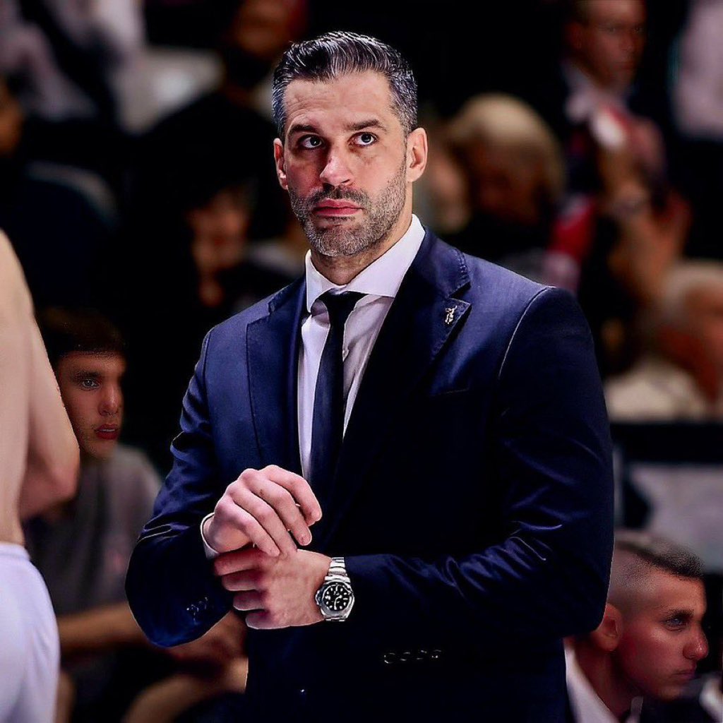 Şu adam geldiğinden beri kaç insanı basketbol izlemeye teşvik etti bilmiyorum.

Mükemmelsin hocam mükemmel.