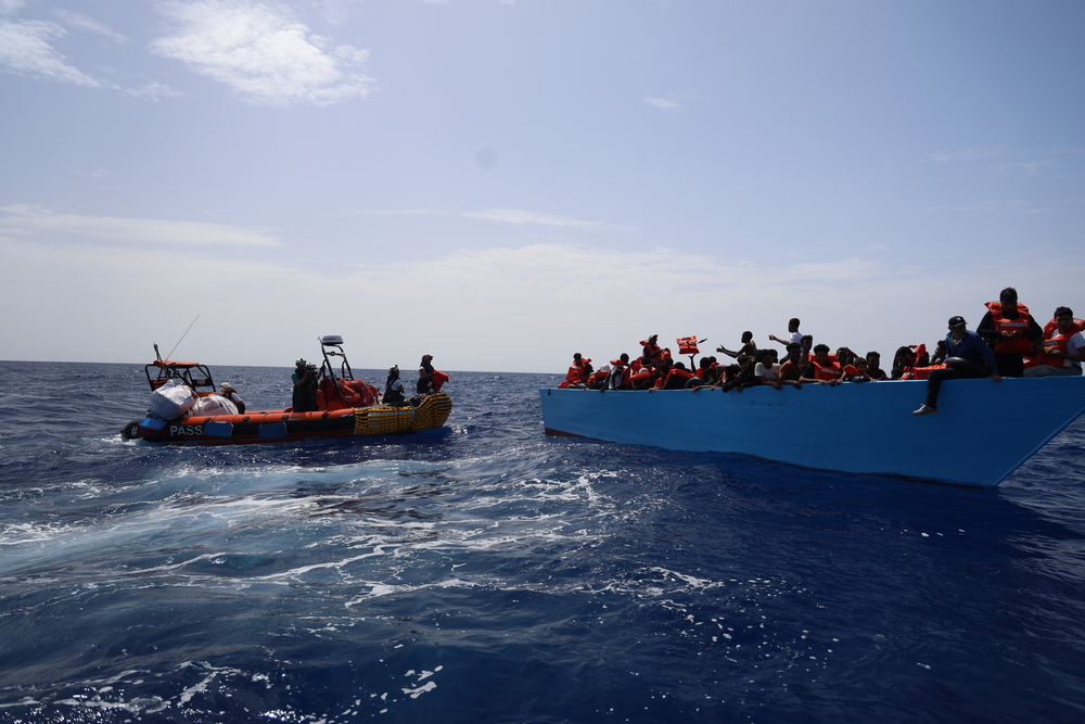 MSF_brasil's tweet photo. 3/6 Em 2024, o navio #GeoBarents resgatou 2.278 pessoas - metade do número registrado em 2023. Apesar da redução nos #resgates, os encaminhamentos médicos urgentes aumentaram 14%, revelando condições de saúde mais críticas entre as pessoas resgatadas. https://t.co/08TDuJPb9R