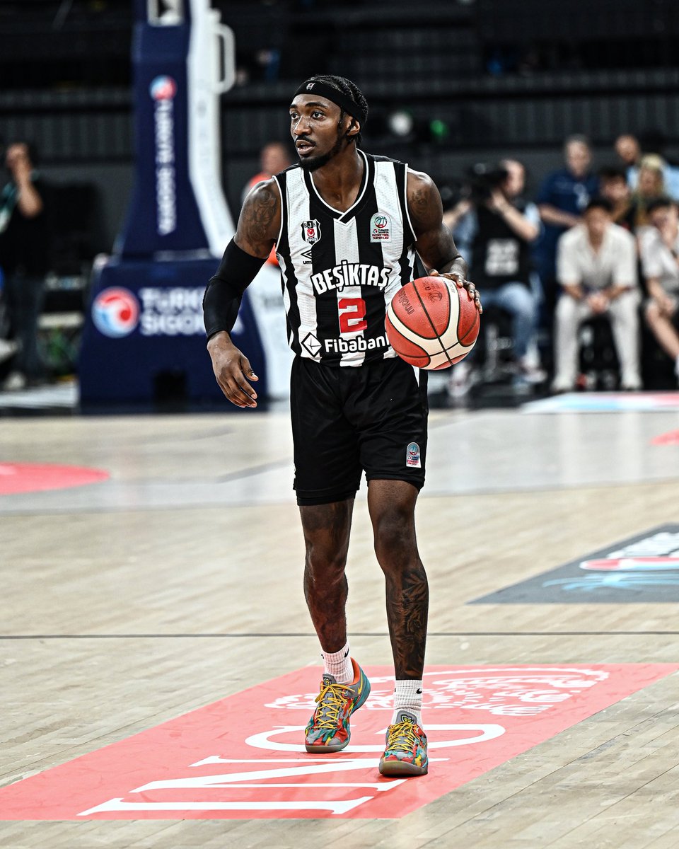 🏀 Beşiktaş Fibabanka, Basketbol Süper Ligi play-off yarı final serisinde Anadolu Efes'i 75-64 mağlup etti ve seride durumu 2-2'ye getirdi.