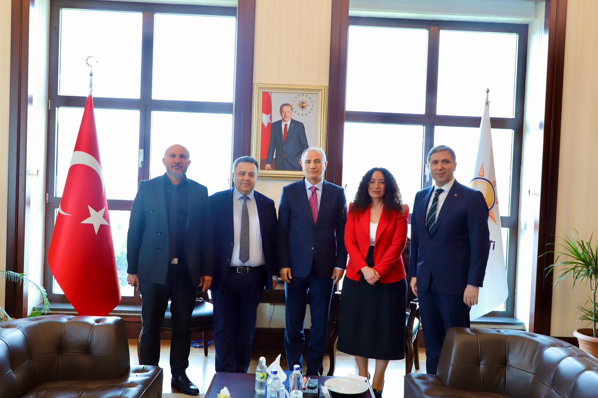 SirakayaZafer's tweet photo. 📍AK Parti Genel Merkez 

Dünyanın dört bir yanında alın teriyle, azmiyle ve çalışkanlığıyla yaşadıkları ülkelerin ekonomilerine, sosyal hayatlarına katkı sağlayan Türk iş insanlarımız, yöneticilerimiz ve STK temsilcilerimizle #BüyükTürkiye’yiz 

Genel Başkan Vekilimiz Sayın @efkanala ile yurt dışında ülkemizi temsil eden iş insanı Memiş Öztorun, uluslararası bir şirketin Türkiye temsilcisi @hosh_ada ve @U_I_D Avusturya Viyana Bölge Başkanı Mahmut Koç’la bir araya geldik. 

Avrupa’dan Amerika’ya, Asya’dan Afrika’ya kadar birçok coğrafyada Türk girişimcilerimiz sadece kendi başarılarını değil, aynı zamanda ülkemizin itibarını da yüceltiyorlar.

Girişimcilikleriyle binlerce kişiye istihdam sağlayan, yenilikçi projeleriyle dünyaya örnek olan ve Türkiye ile yaşadıkları ülkeler arasında köprü kuran “Güçlü Türkiye” idealinin gönüllü elçilerini yürekten tebrik ediyorum.