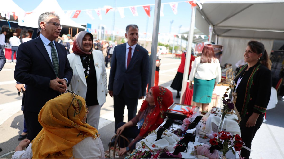 Kilic_Alican's tweet photo. İl Milli Eğitim Müdürümüz Sayın Yaşar Koçak ile birlikte Başkent Millet Bahçesindeki “Hayat Boyu Öğrenme Festivali”ne katıldık. 

Festival, yoğun ilgi ve birbirinden renkli etkinliklerle 13 Haziran cuma gününe kadar devam edecek...

@Yusuf__Tekin
@kocakysr
@TCSincan
@sincanmem https://t.co/sNyNNjwM6X