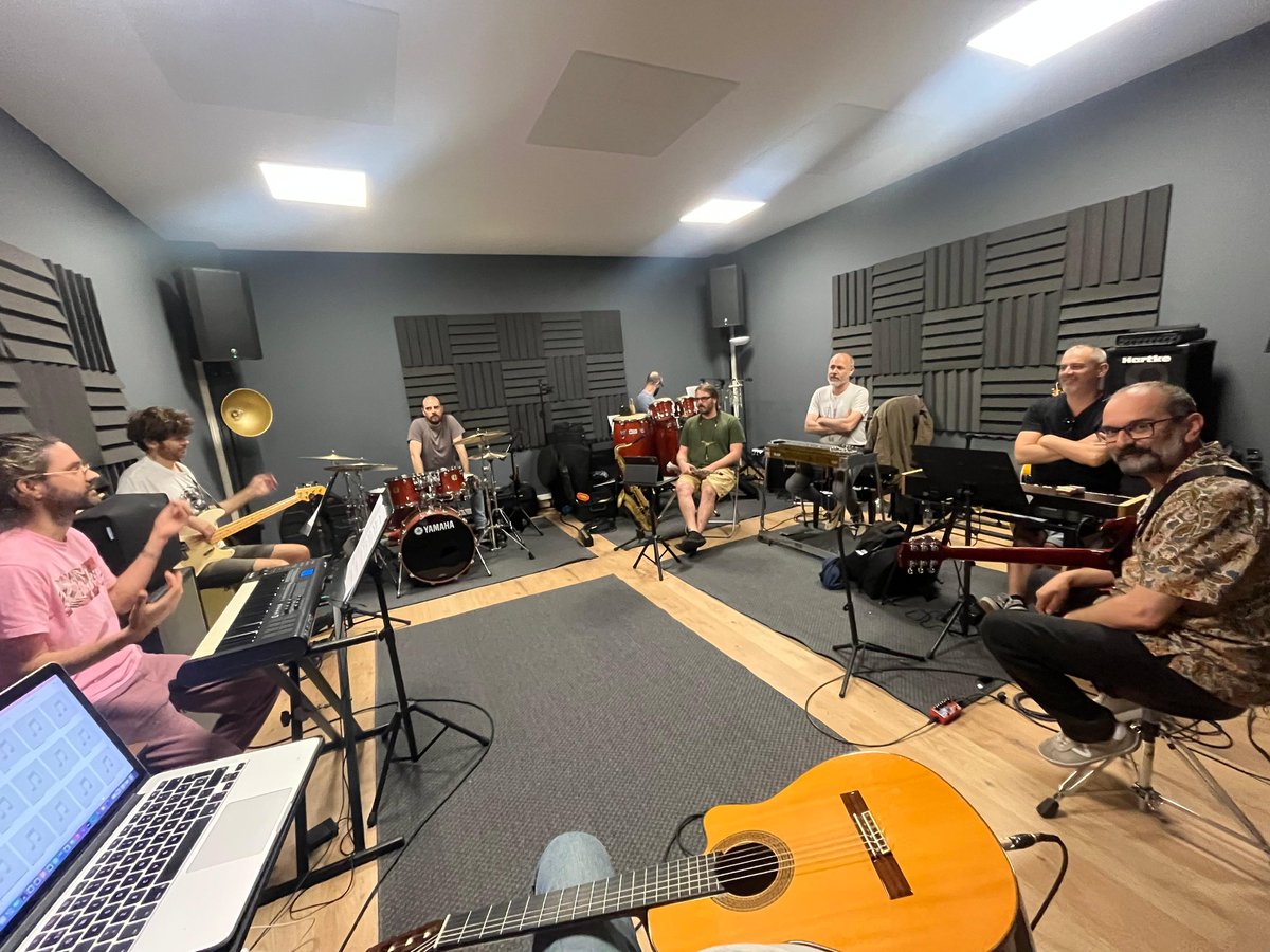 ⏳️ Primeros ensayos del "dIRE sTRAITS Symphonic" con la banda ❤️ Comienza la cuenta atrás para la noche histórica en el Palacio de la Ópera: ni te imaginas qué bonito suena... 🥰

Nos vemos en unos poquitos días 🎸

📸 <a href="/OscarRosendePaz/">Óscar Rosende🔻</a>

#greatstraits #direstraitssymphonic