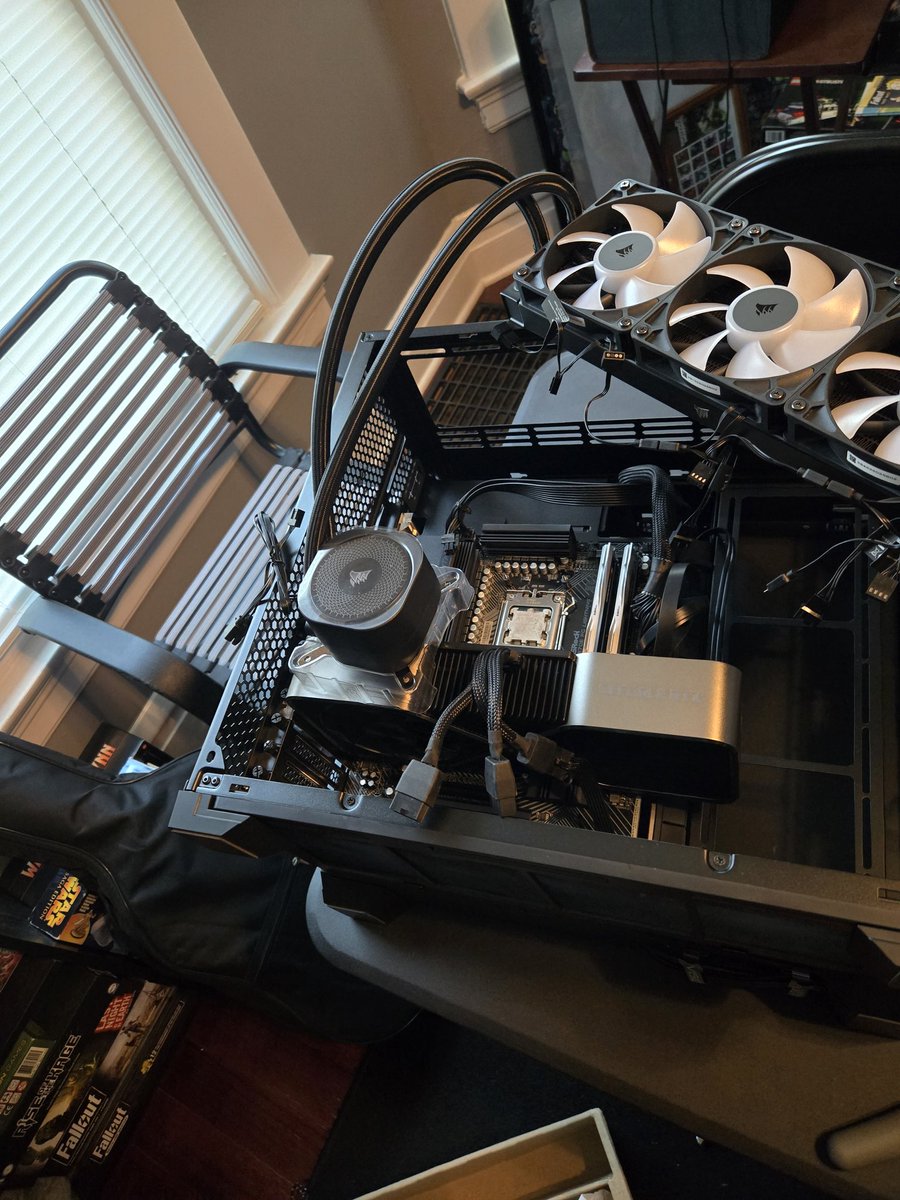 TrinityKatze's tweet image. Moved my PC from a small case to a bigger case. I love builds. #pcgaming #pc #pcbuilder #gamingpc