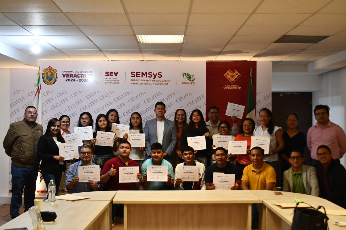 cecytev's tweet photo. ¡El 5 de junio fue un día increíble! Tuvimos el honor de recibir a los talentosos alumnos que participaron en la Olimpiada de Matemáticas.
Durante varios días, se prepararon con mucha dedicación , mientras creaban nuevas amistades y compartían su pasión por las matemáticas 📷📷. https://t.co/Cf2t1yjs0m
